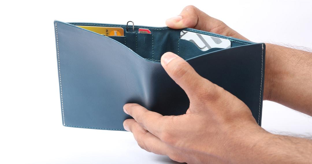 The Voyager Smart Wallet: Never lose your wallet or phone again