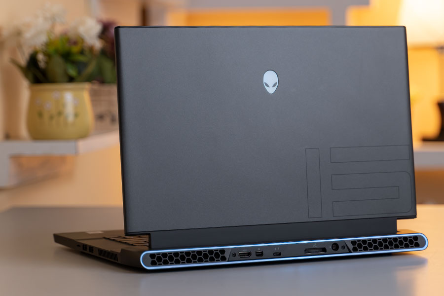 alienware m15 R3 design